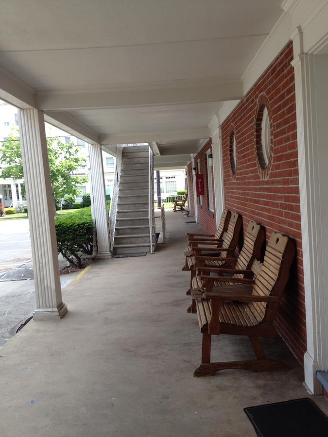Town House Motel 2*