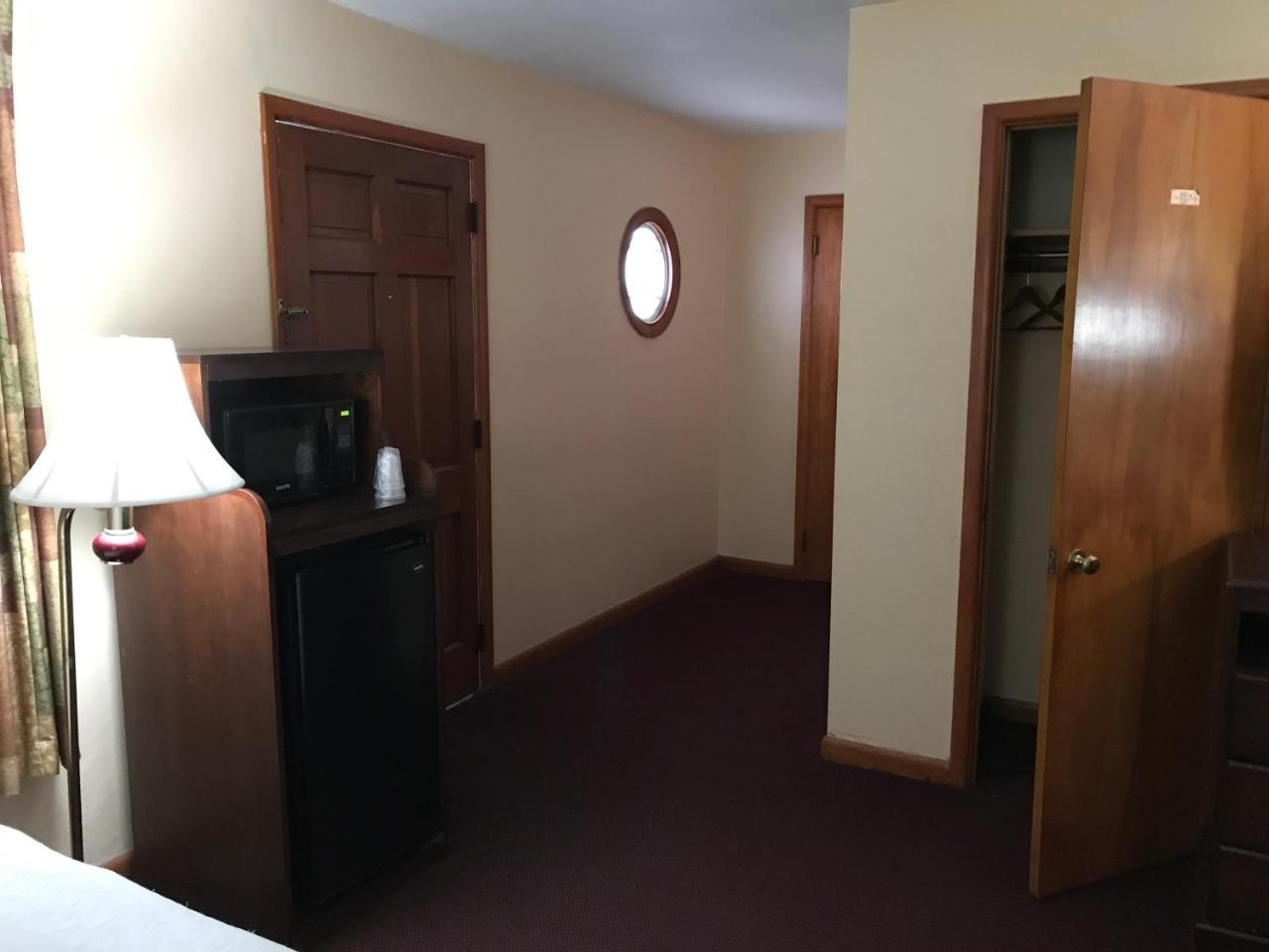 Town House Motel 2*