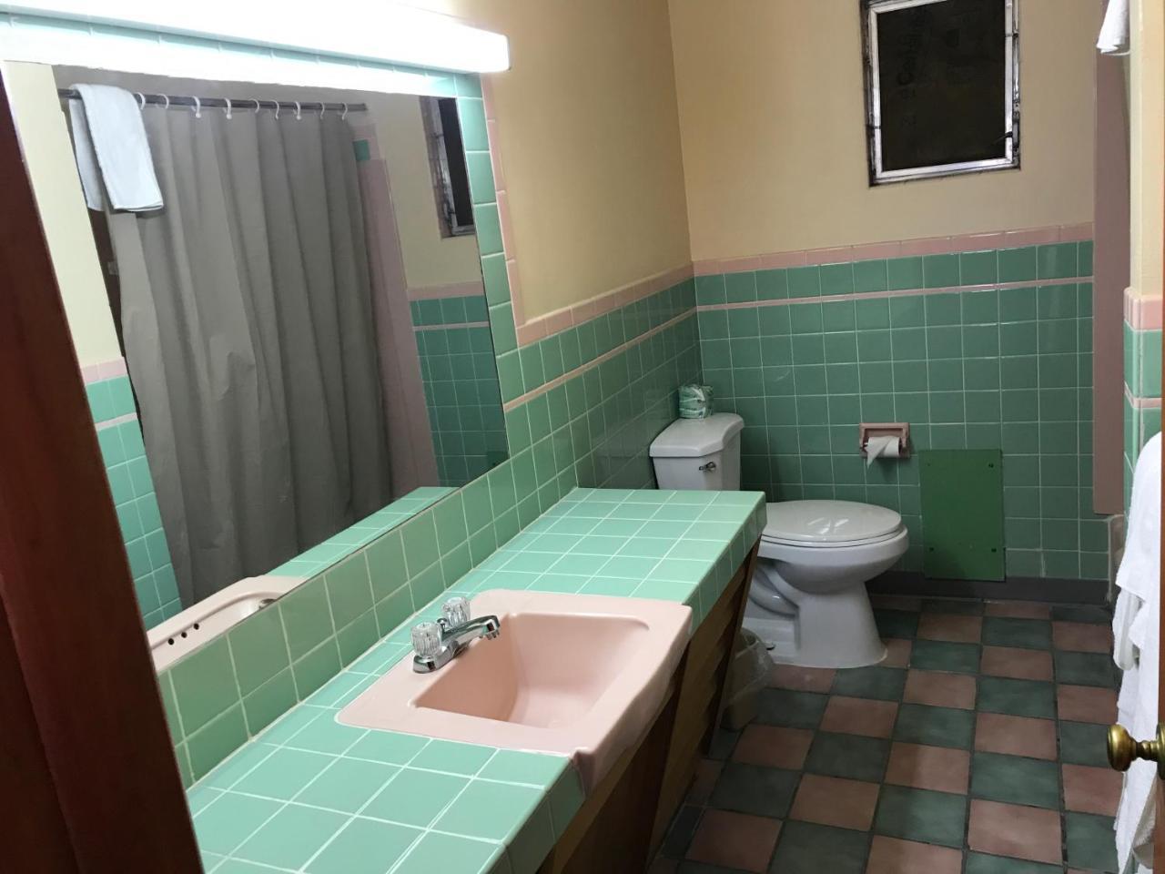 Town House Motel 2*